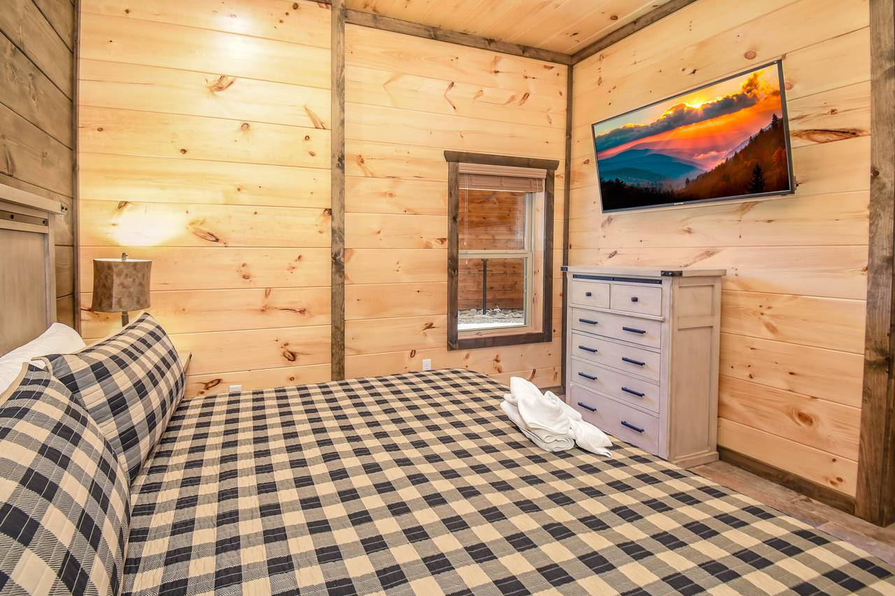 Lower-level king bedroom with private en-suite bath (5) Lower-level king bedroom with private en-suite bath (5)