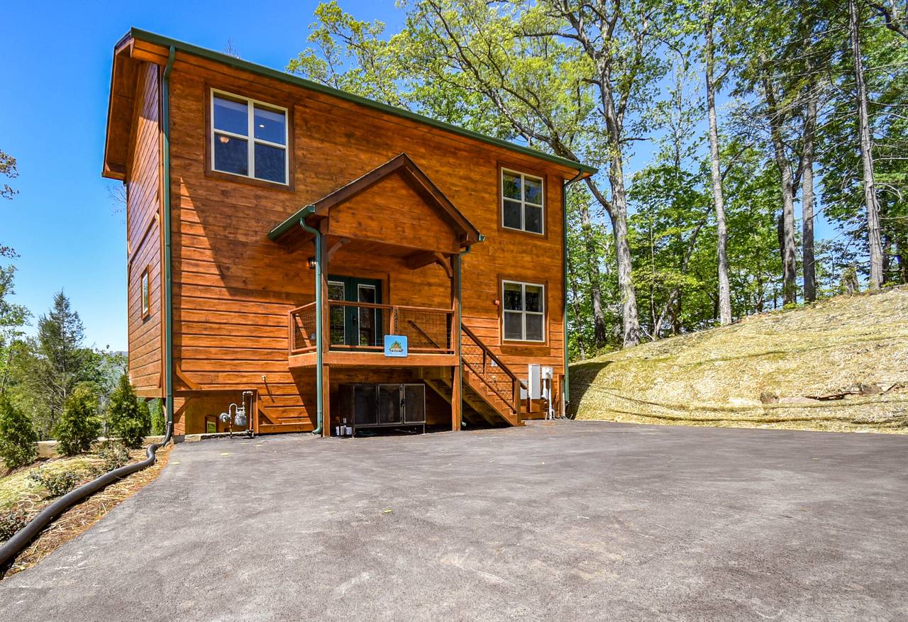Welcome to Gatlinburg Overlook, offered by Bear Tracts Welcome to Gatlinburg Overlook, offered by Bear Tracts