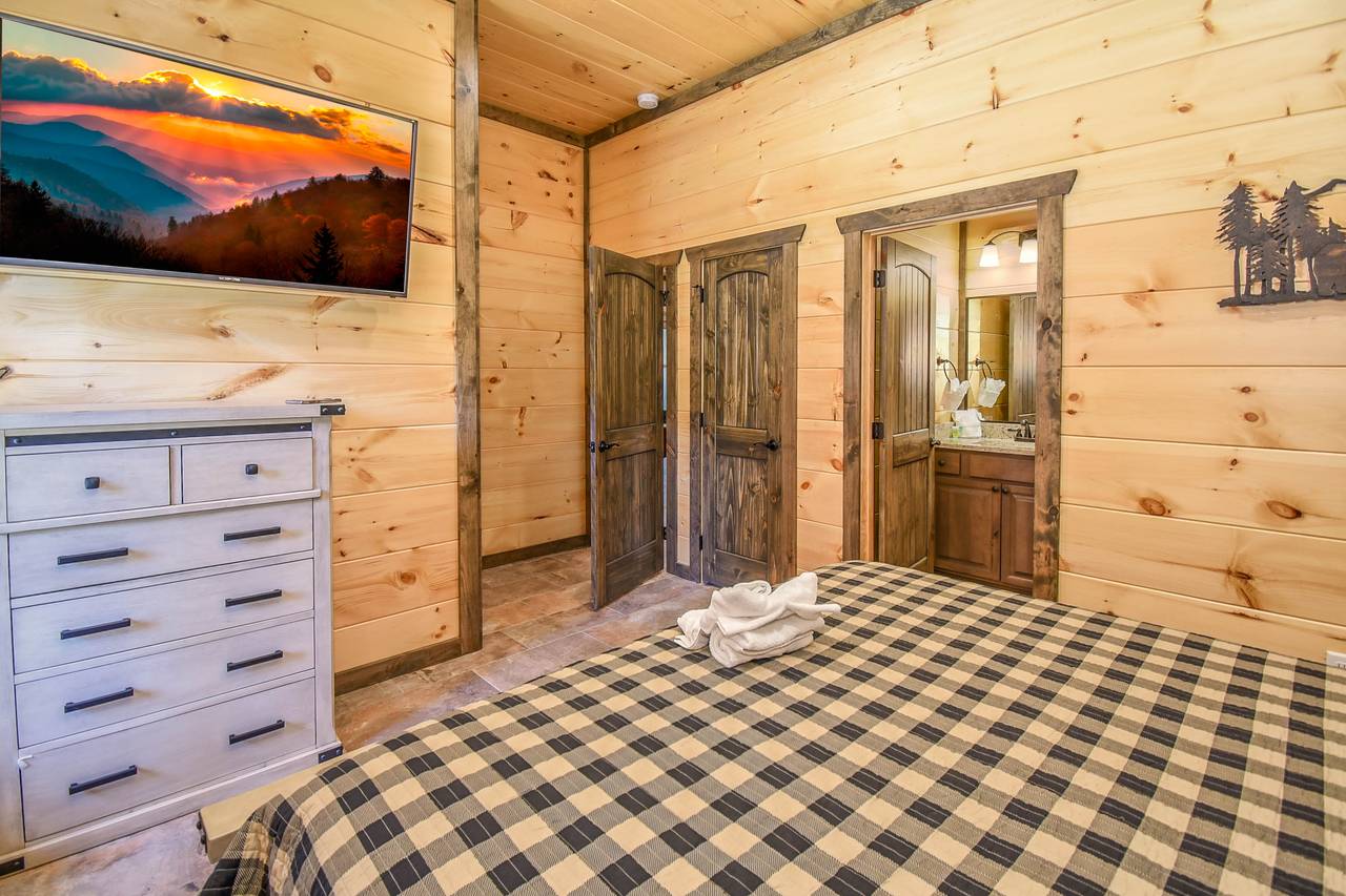 Lower-level king bedroom with private en-suite bath (5) Lower-level king bedroom with private en-suite bath (5)