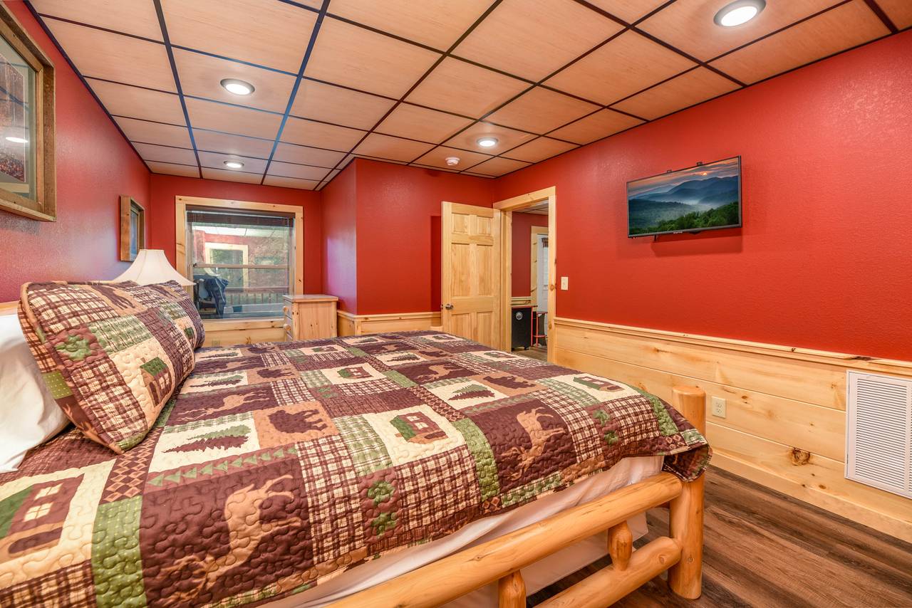 Lower level king bedroom w/ ensuite bathroom Lower level king bedroom w/ ensuite bathroom