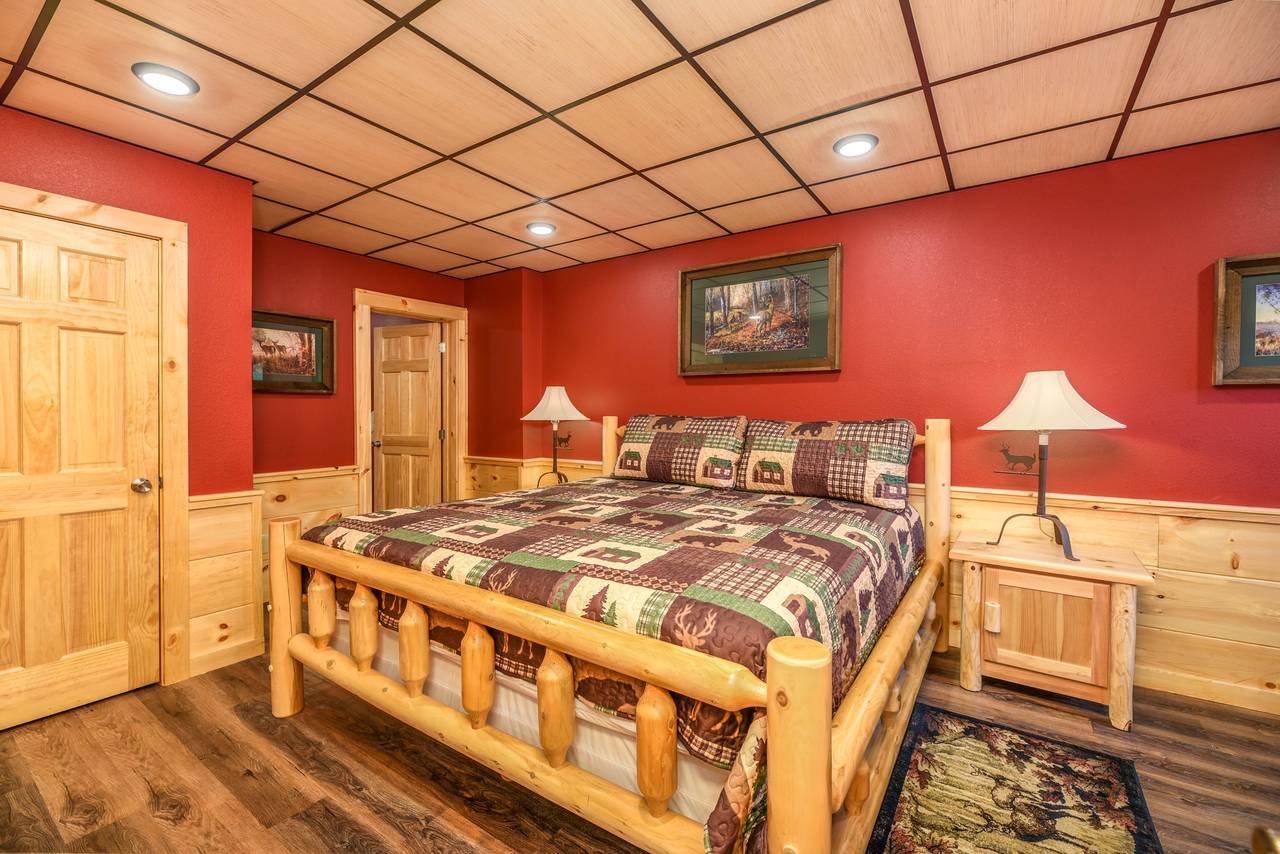 Lower level king bedroom w/ ensuite bathroom Lower level king bedroom w/ ensuite bathroom
