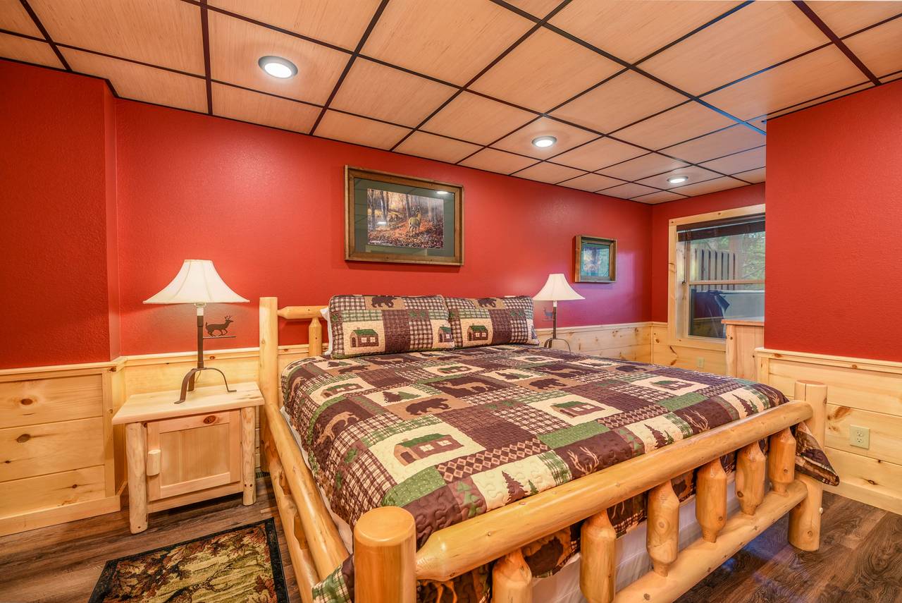 Lower level king bedroom w/ ensuite bathroom Lower level king bedroom w/ ensuite bathroom