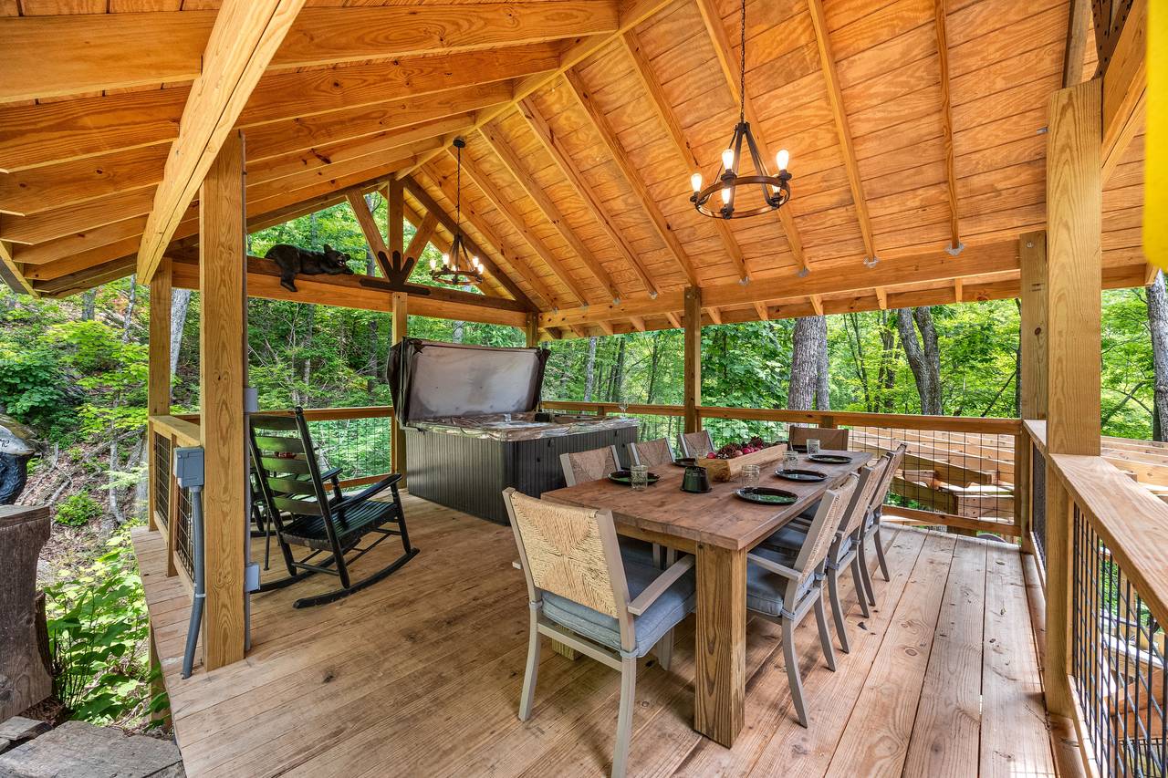 Private and covered outdoor hot tub and dining area! Private and covered outdoor hot tub and dining area!