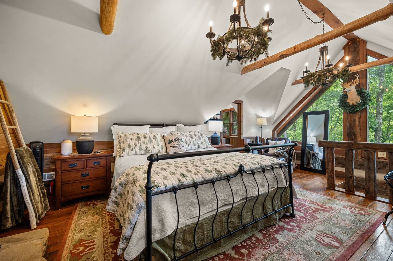 Upper level king bed with ensuite full bath and jacuzzi tub Upper level king bed with ensuite full bath and jacuzzi tub