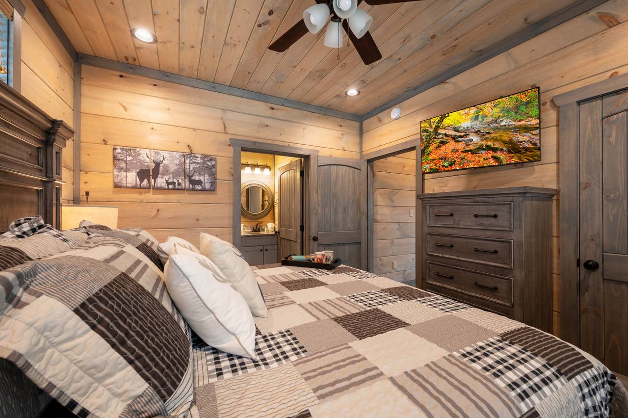 King Bedroom with Flat Screen TV King Bedroom with Flat Screen TV