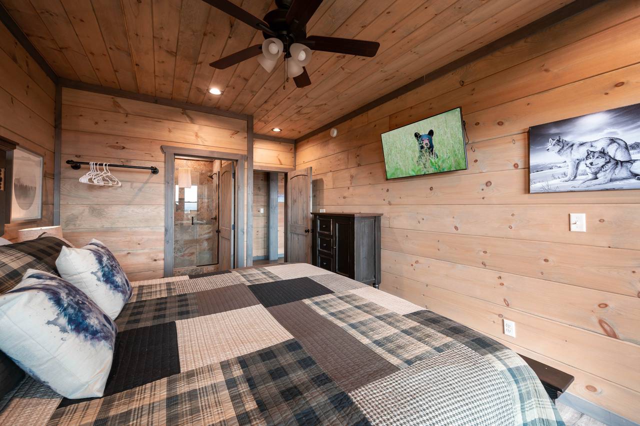 King Bedroom w/Flat Screen TV King Bedroom w/Flat Screen TV