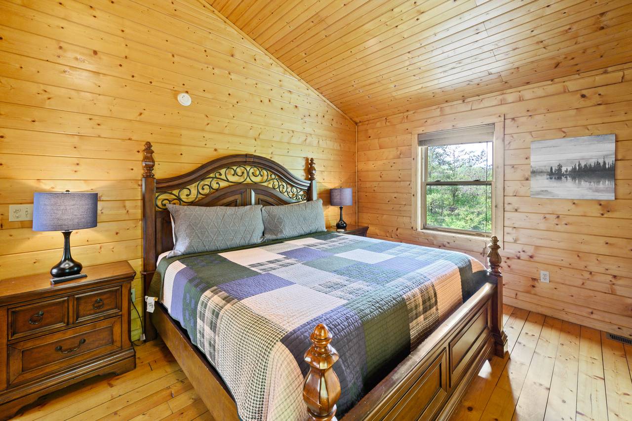 Upper level king bedroom with en-suite full bath and TV Upper level king bedroom with en-suite full bath and TV