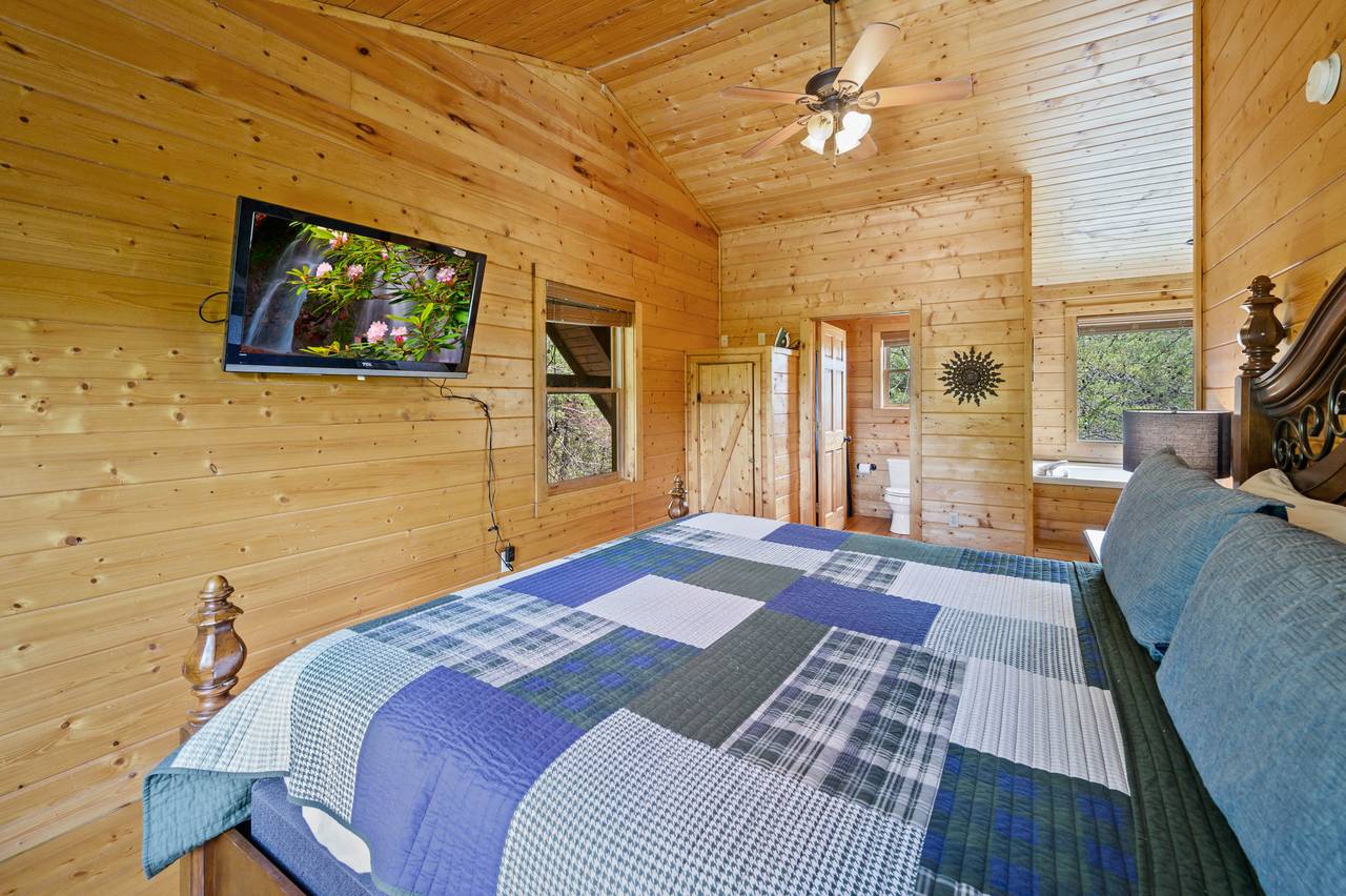 Upper level king bed with En-Suite Full Bathroom Upper level king bed with En-Suite Full Bathroom