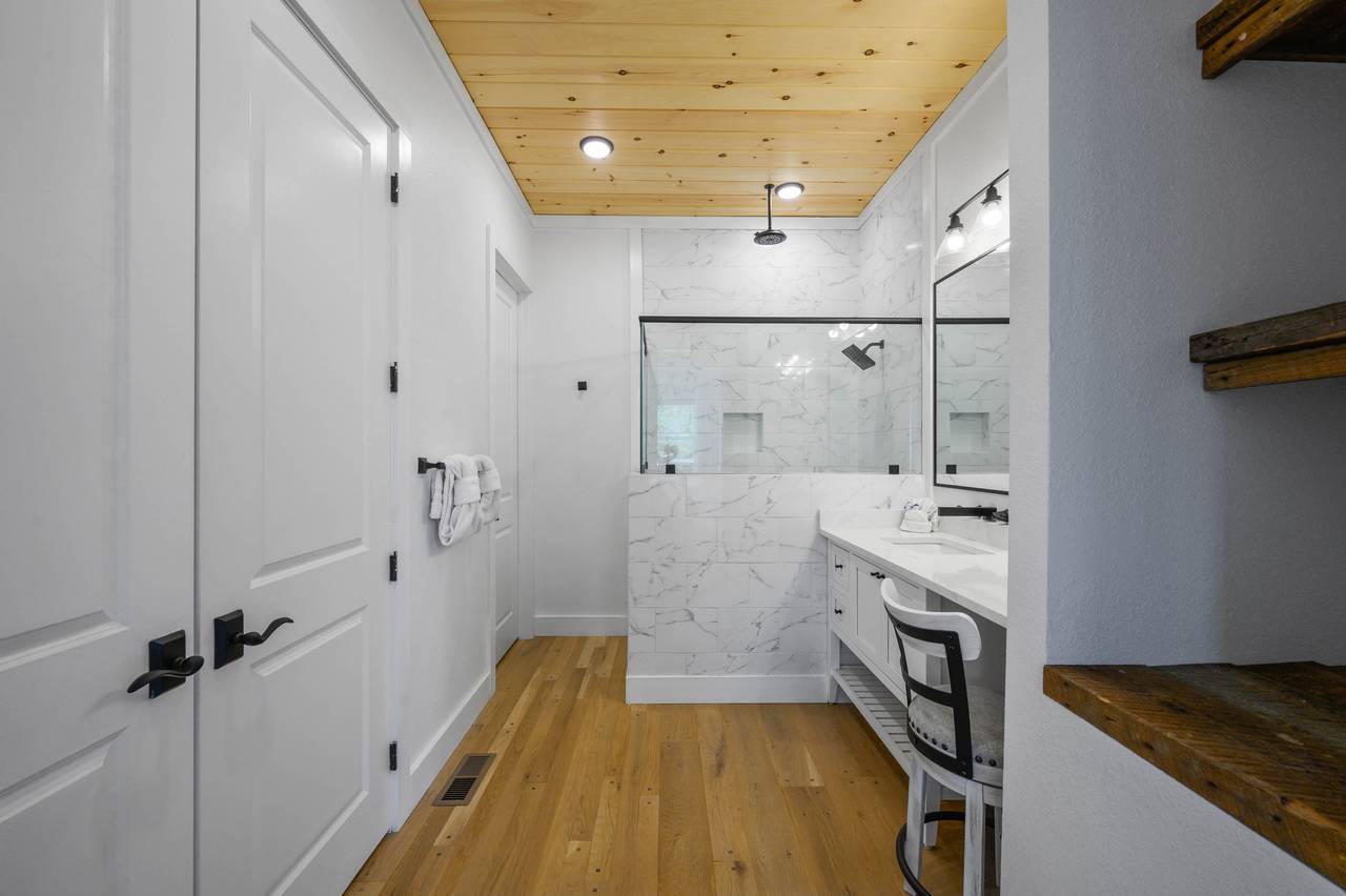 Full Bathroom Full Bathroom