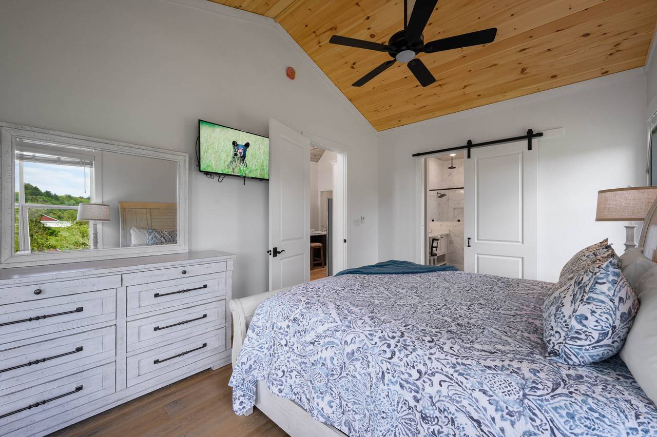 King Bedroom with Flat Screen TV King Bedroom with Flat Screen TV