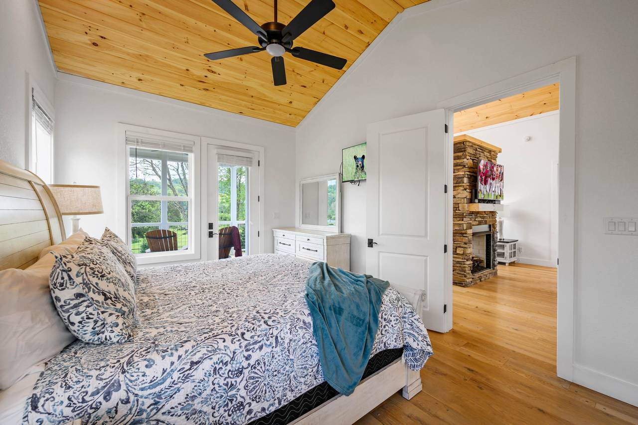 King Bed with Ensuite Bath King Bed with Ensuite Bath