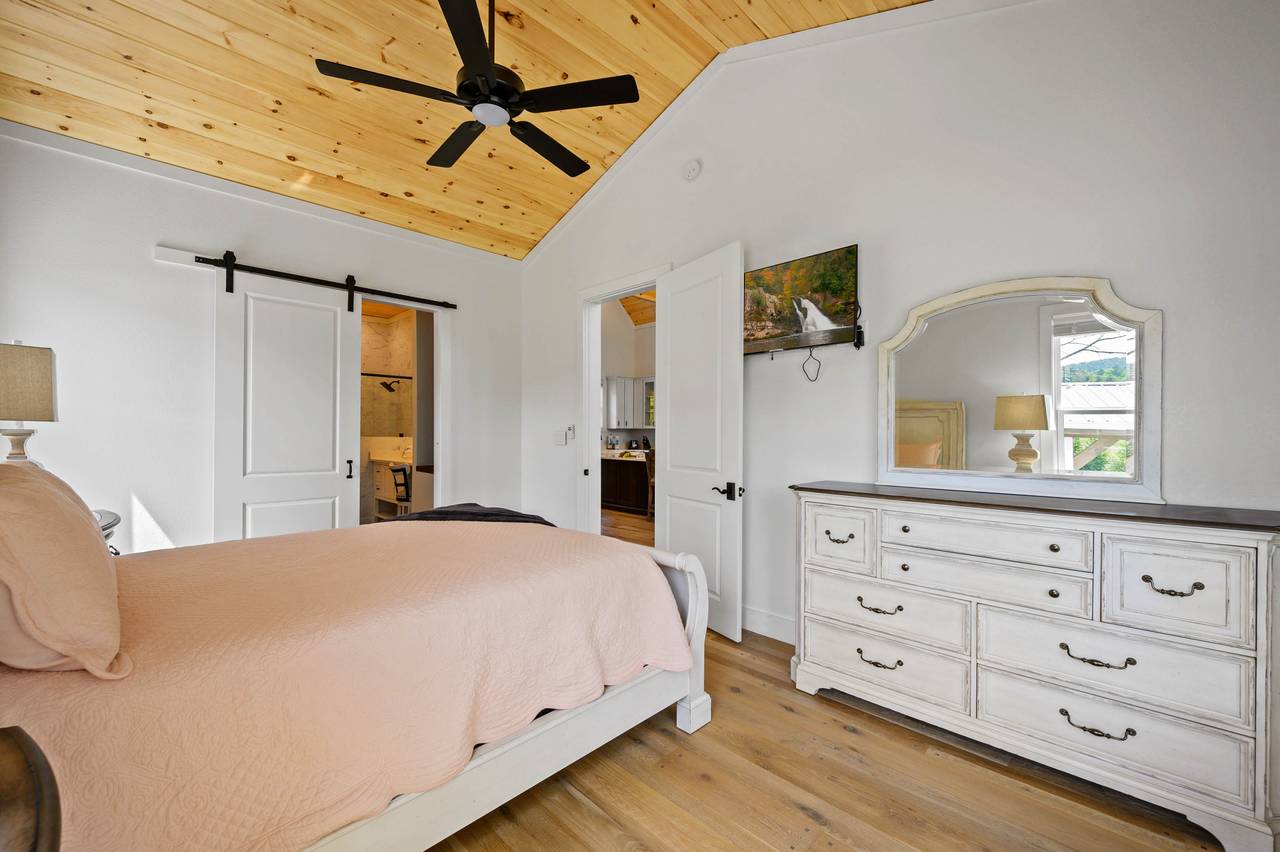 King Bedroom with Flat Screen TV King Bedroom with Flat Screen TV