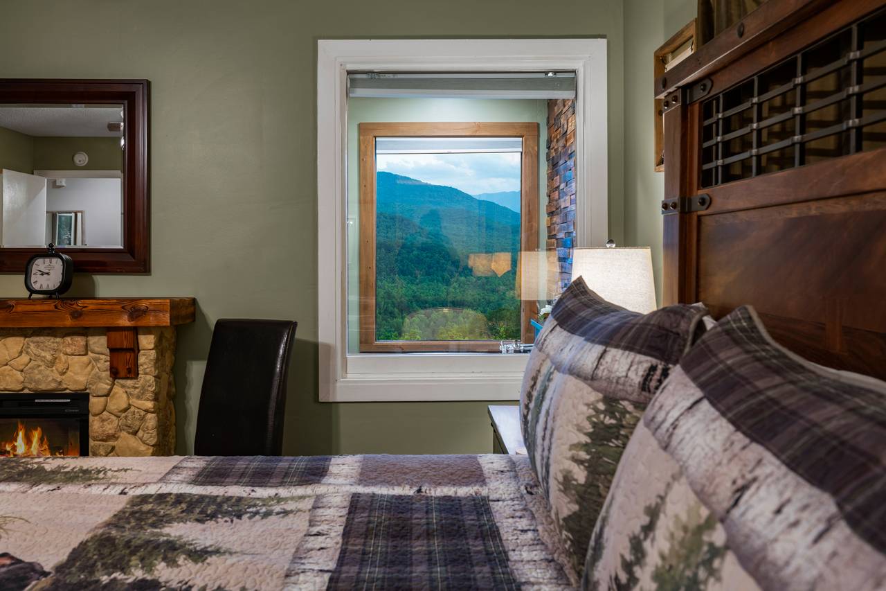 Bed 1: Upper level, king, fireplace, TV, & ensuite bathroom Bed 1: Upper level, king, fireplace, TV, & ensuite bathroom