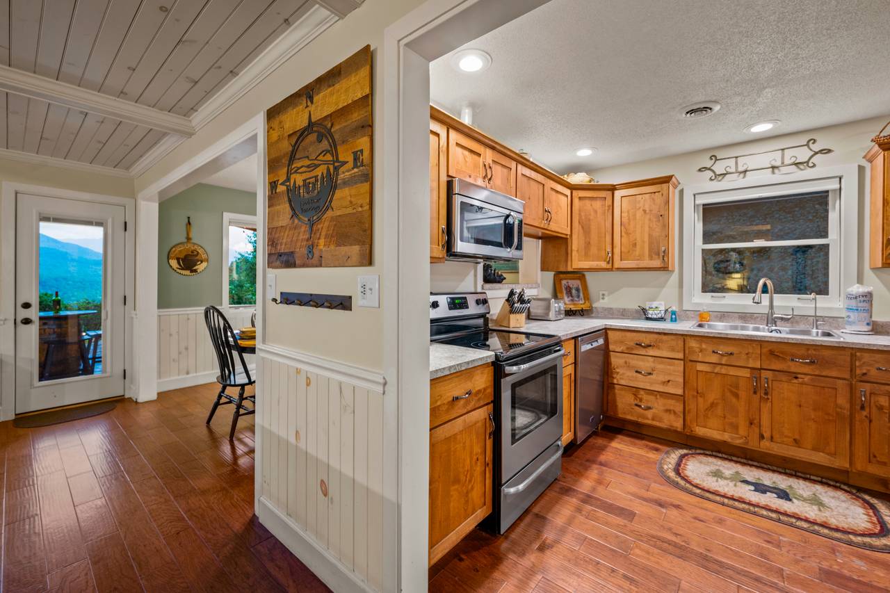 Fully equipped kitchen: cook/bake/dinner/silver-ware provided Fully equipped kitchen: cook/bake/dinner/silver-ware provided