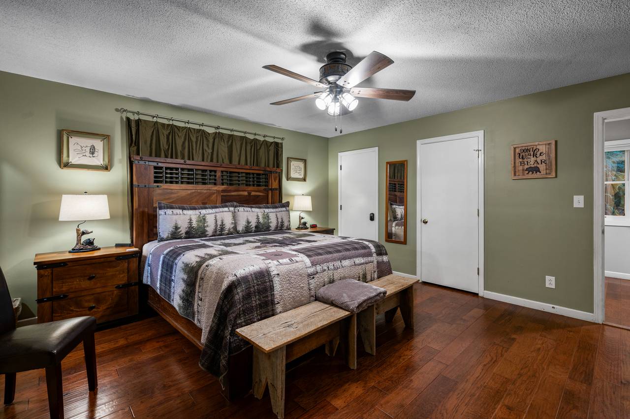 Bed 1: Upper level, king, fireplace, TV, & ensuite bathroom Bed 1: Upper level, king, fireplace, TV, & ensuite bathroom