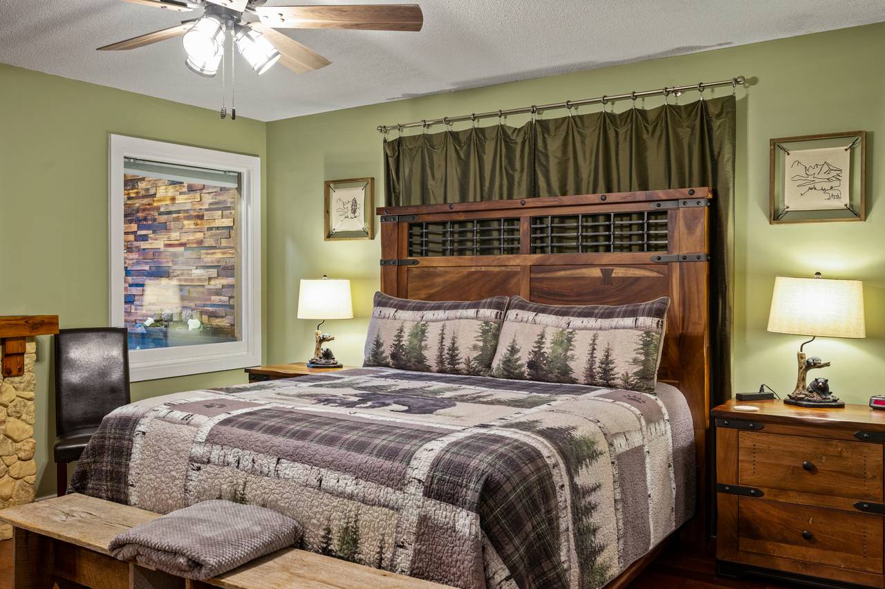 Bed 1: Upper level, king, fireplace, TV, & ensuite bathroom Bed 1: Upper level, king, fireplace, TV, & ensuite bathroom