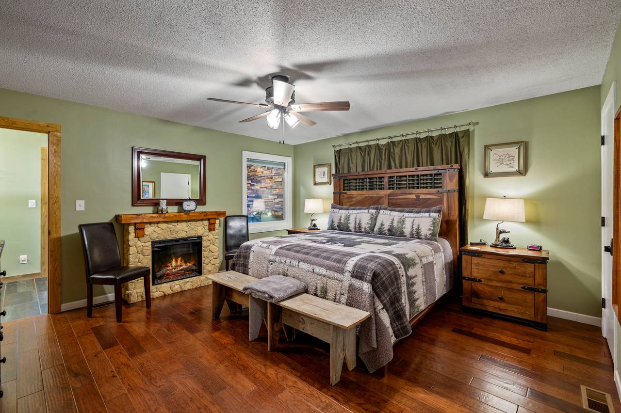 Bed 1: Upper level, king, fireplace, TV, & ensuite bathroom Bed 1: Upper level, king, fireplace, TV, & ensuite bathroom