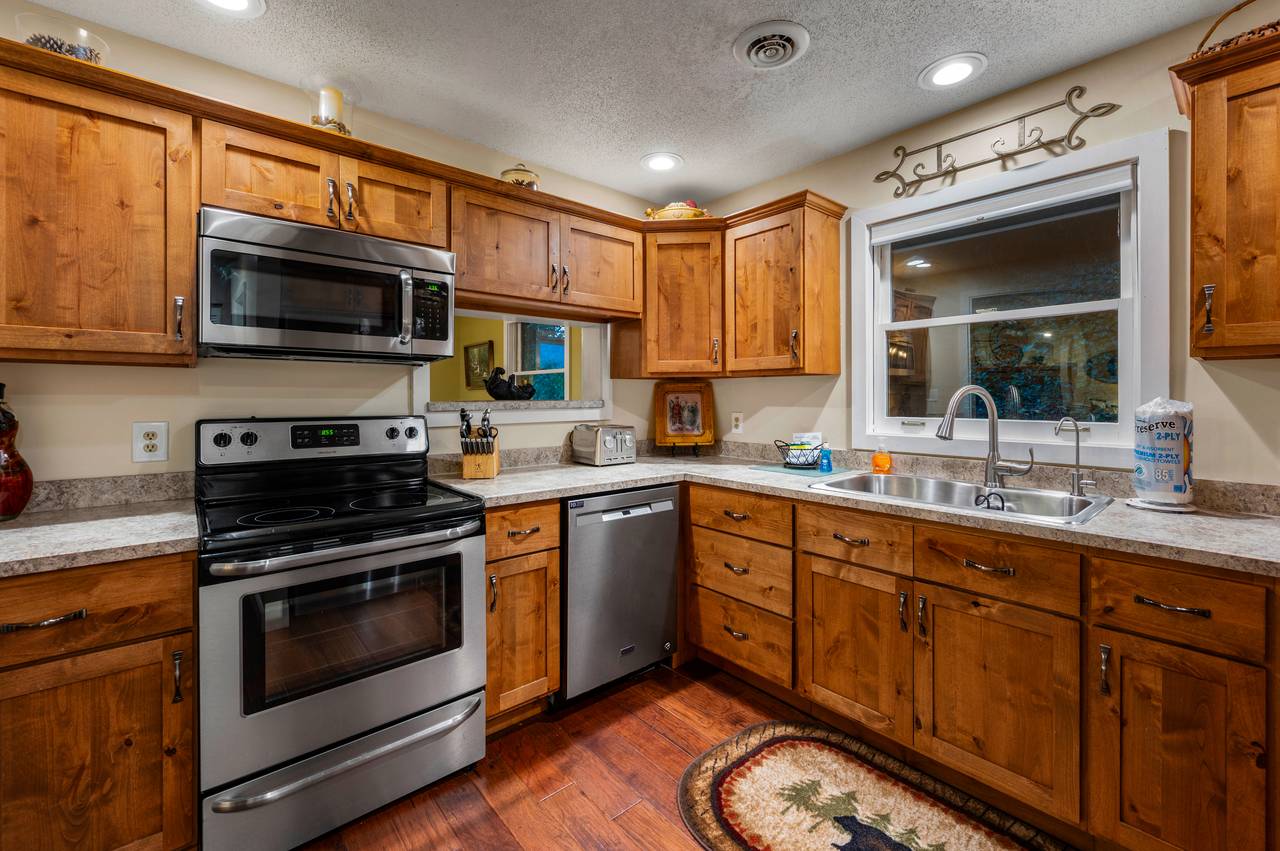 Fully equipped kitchen: cook/bake/dinner/silver-ware provided Fully equipped kitchen: cook/bake/dinner/silver-ware provided
