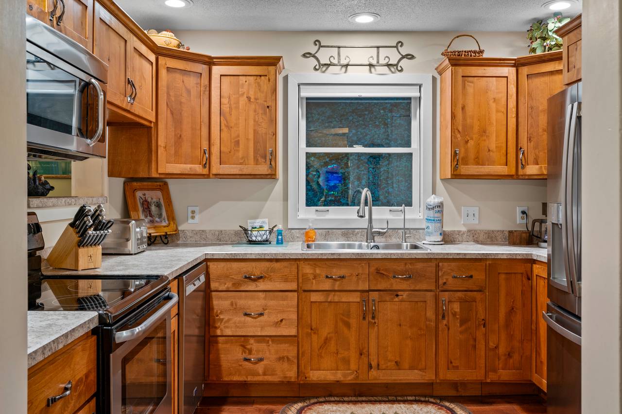 Fully equipped kitchen: cook/bake/dinner/silver-ware provided Fully equipped kitchen: cook/bake/dinner/silver-ware provided
