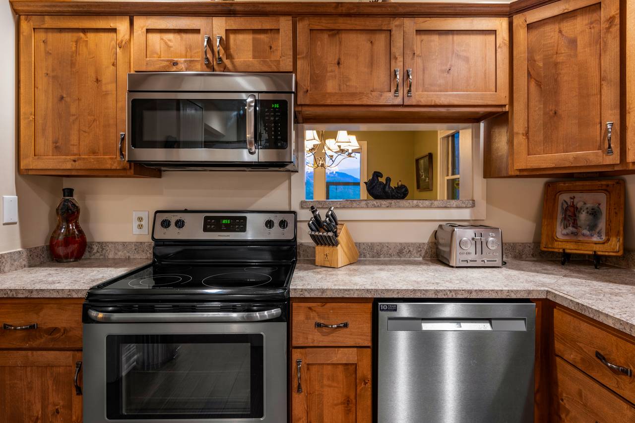 Fully equipped kitchen: cook/bake/dinner/silver-ware provided Fully equipped kitchen: cook/bake/dinner/silver-ware provided