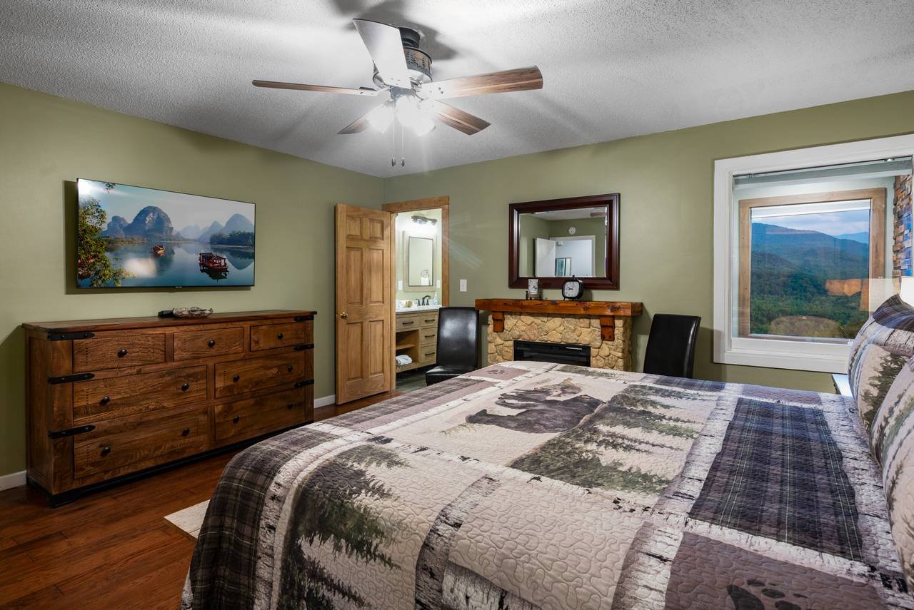 Bed 1: Upper level, king, fireplace, TV, & ensuite bathroom Bed 1: Upper level, king, fireplace, TV, & ensuite bathroom