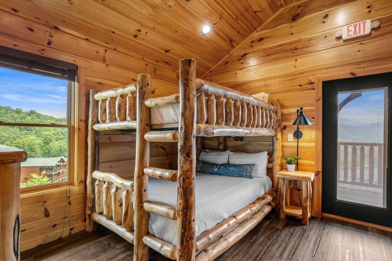 Second queen bunk bedroom with tub/shower ensuite Second queen bunk bedroom with tub/shower ensuite