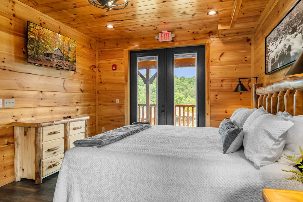Main floor king bedroom with private ensuite bath Main floor king bedroom with private ensuite bath