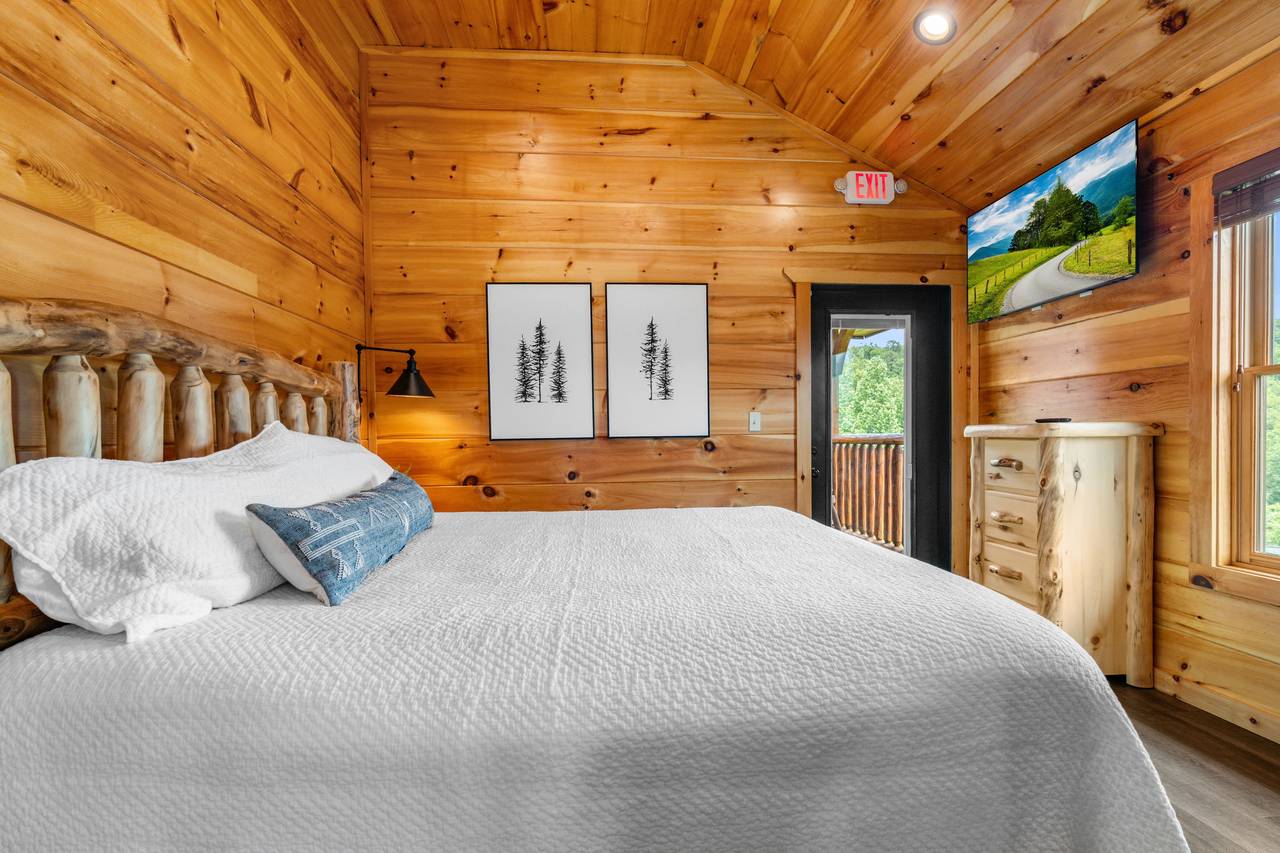 King bedroom upstairs with HDTV & private bath King bedroom upstairs with HDTV & private bath