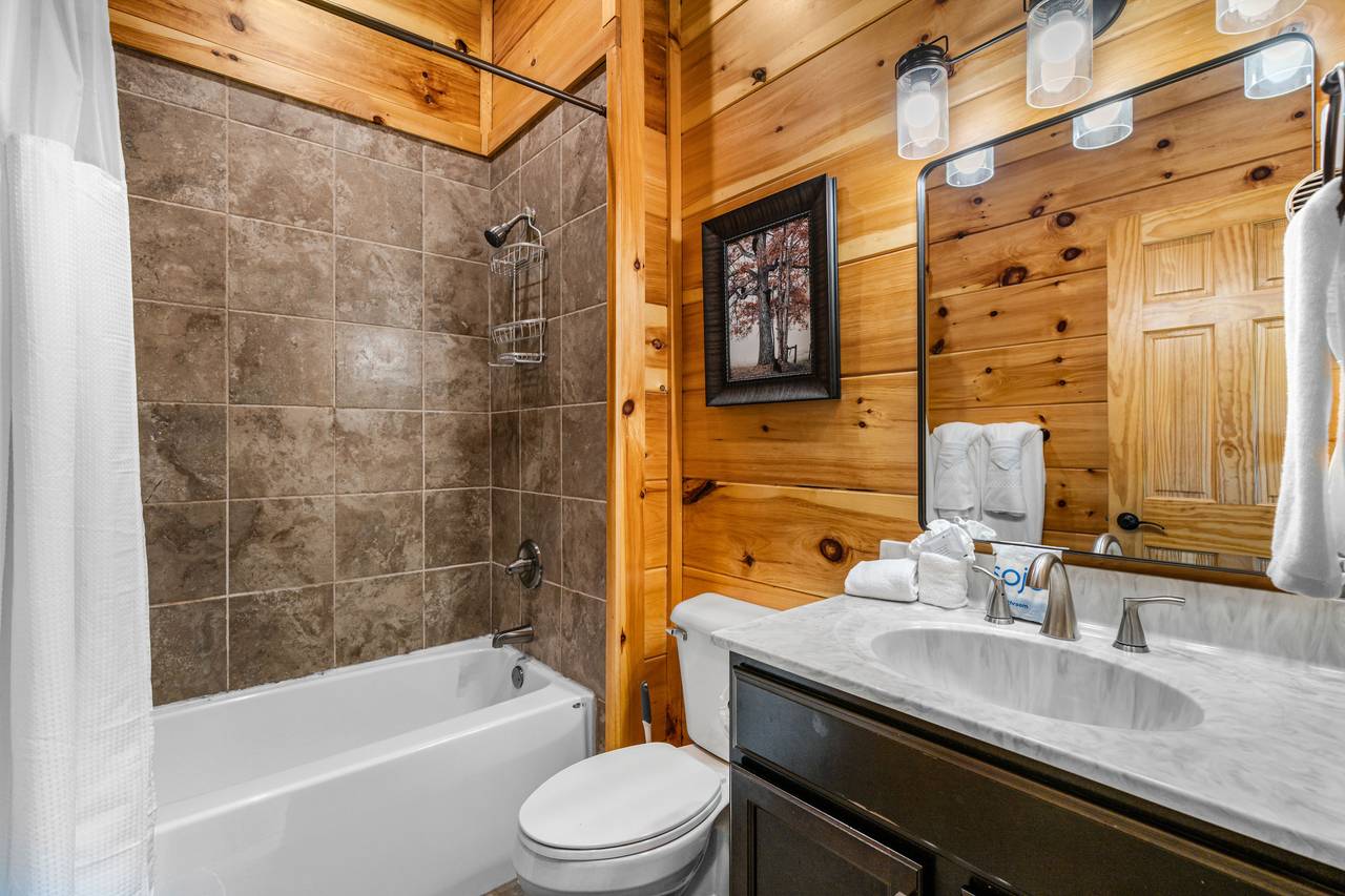 Attached full bath with tub/shower for king bedroom Attached full bath with tub/shower for king bedroom