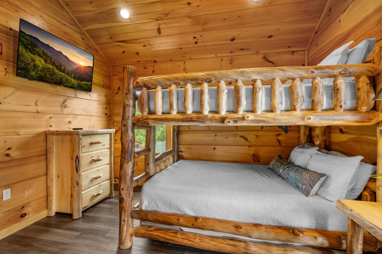 Second queen bunk bedroom with tub/shower ensuite Second queen bunk bedroom with tub/shower ensuite