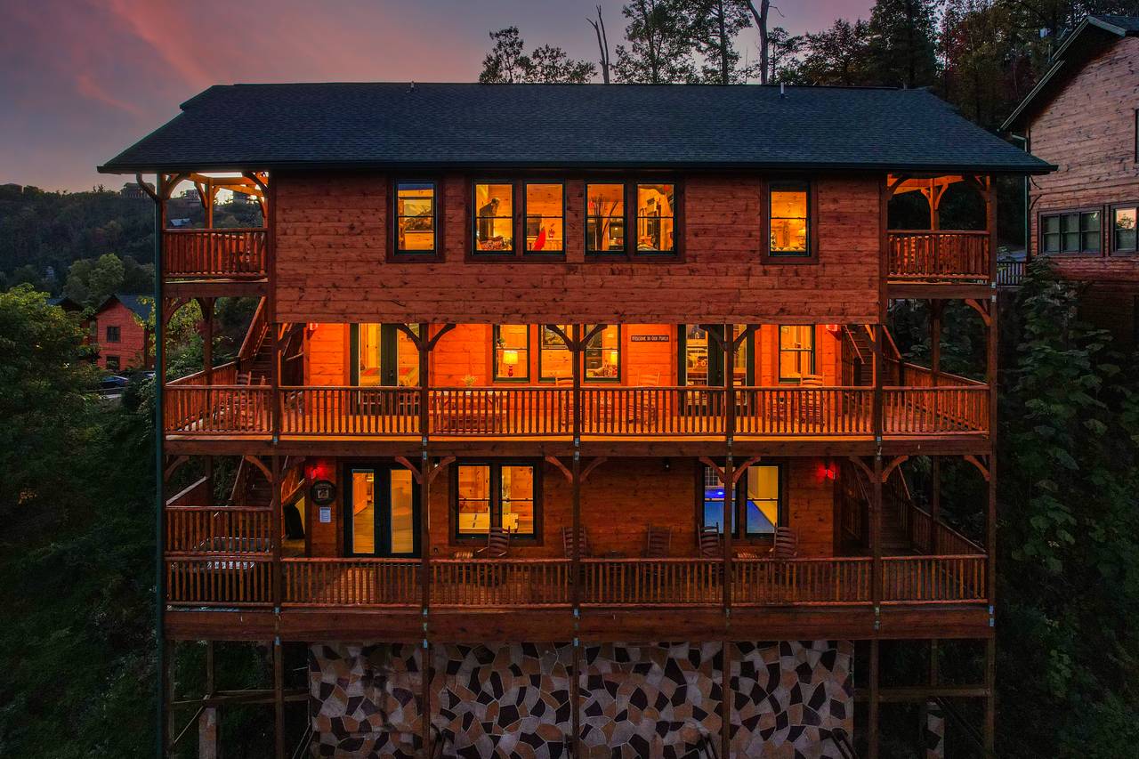 Stunning 2-story cabin with wrap-around decks & Smoky views Stunning 2-story cabin with wrap-around decks & Smoky views