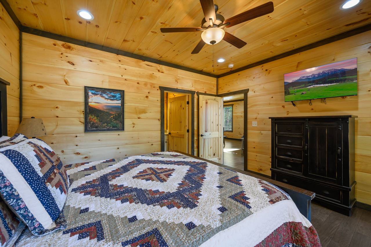 Main Level King Bedroom with Ensuite Full Bathroom Main Level King Bedroom with Ensuite Full Bathroom