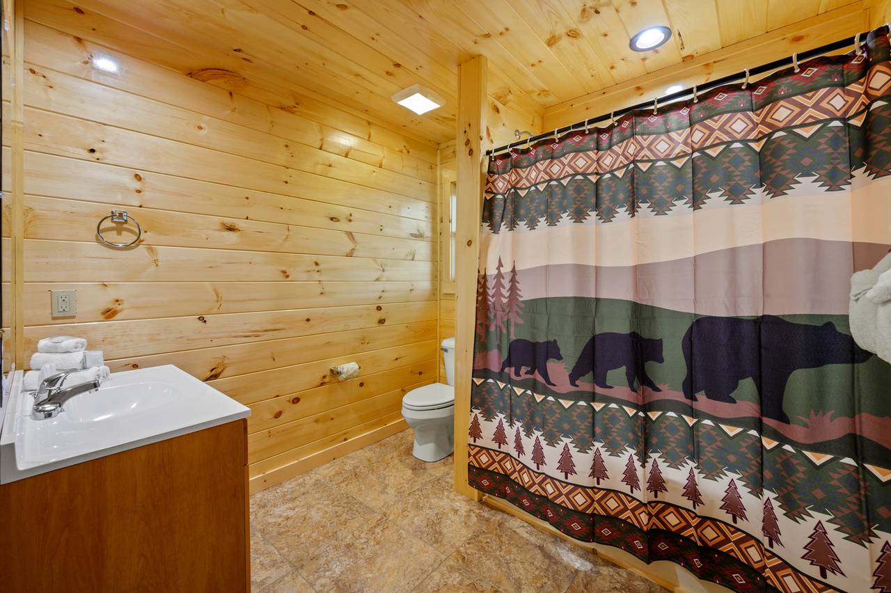 Bed 1: En-suite full bathroom with tub/shower combo Bed 1: En-suite full bathroom with tub/shower combo