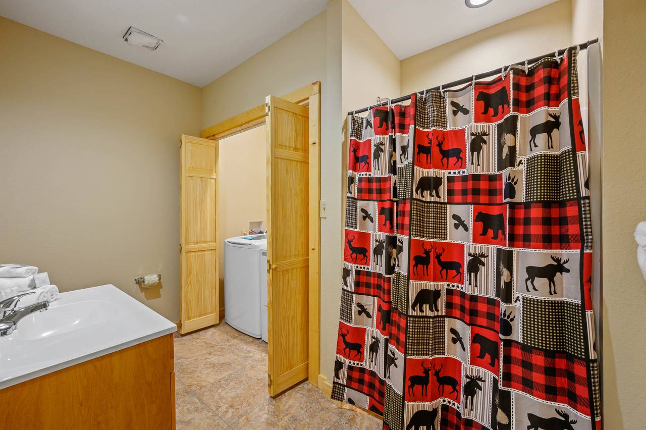 Bed 2: En-suite full bathroom with tub/shower combo Bed 2: En-suite full bathroom with tub/shower combo