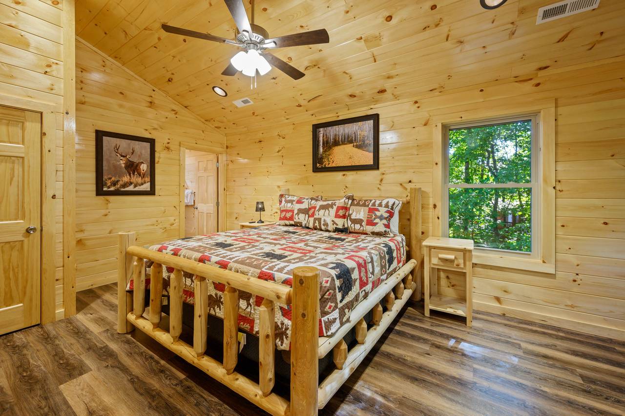 Bed 1: main level, king bed, with en-suite full bath Bed 1: main level, king bed, with en-suite full bath
