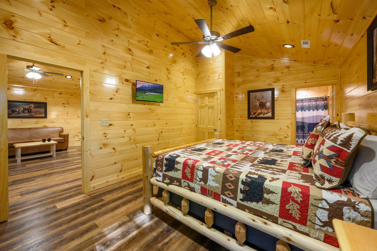 Bed 1: main level, king bed, with en-suite full bath Bed 1: main level, king bed, with en-suite full bath