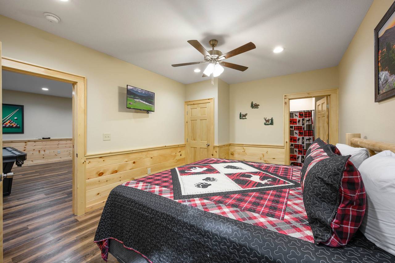 Bed 2: lower level, king bed, with en-suite full bath Bed 2: lower level, king bed, with en-suite full bath