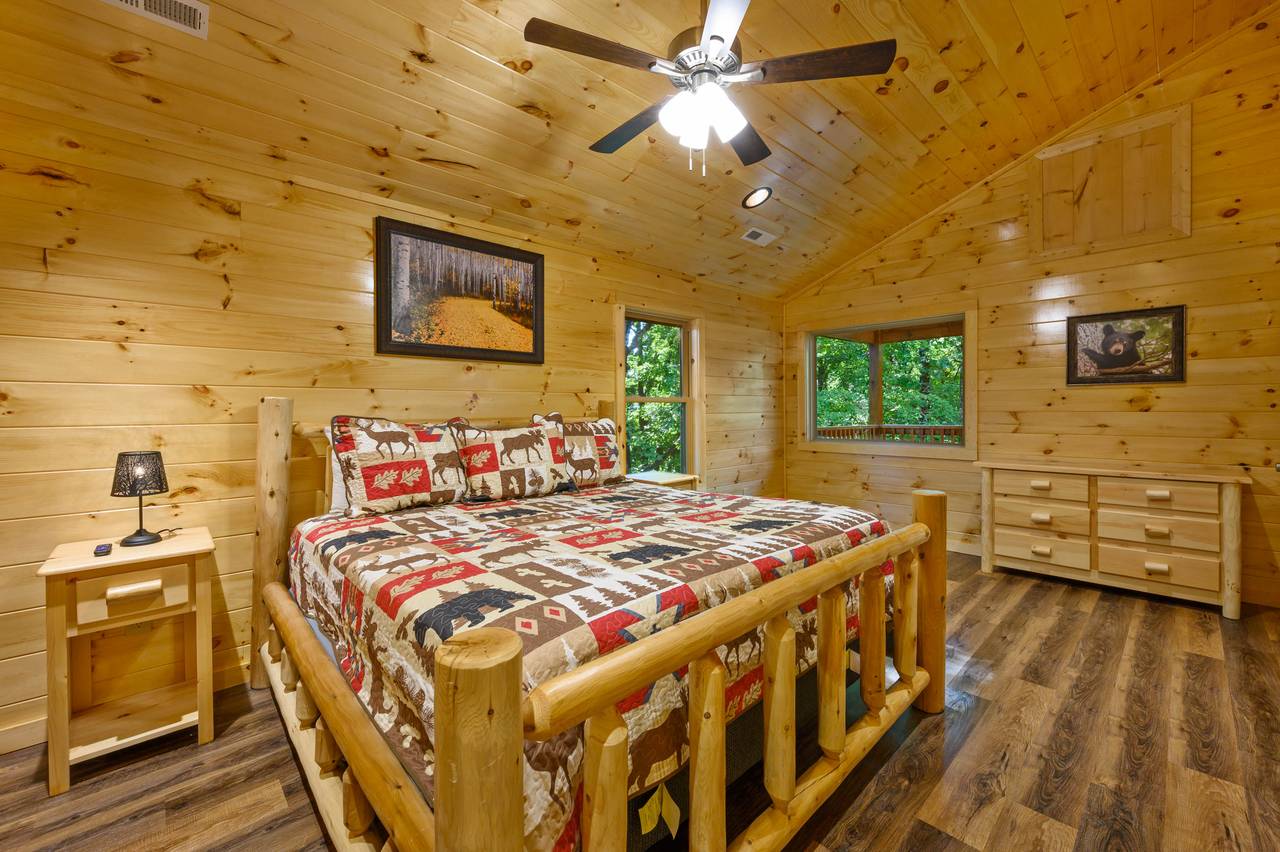 Bed 1: main level, king bed, with en-suite full bath Bed 1: main level, king bed, with en-suite full bath