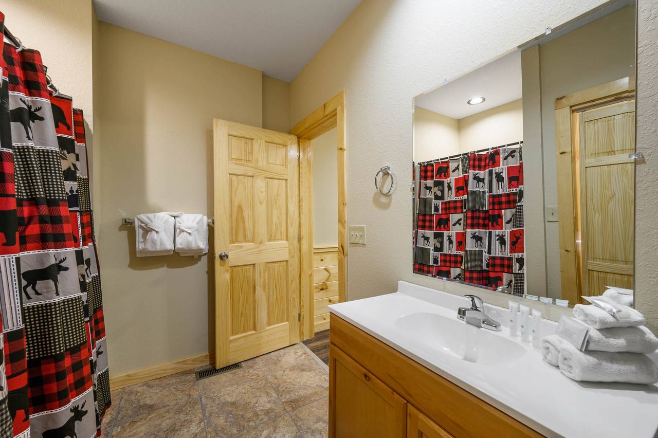 Bed 2: En-suite full bathroom with tub/shower combo Bed 2: En-suite full bathroom with tub/shower combo
