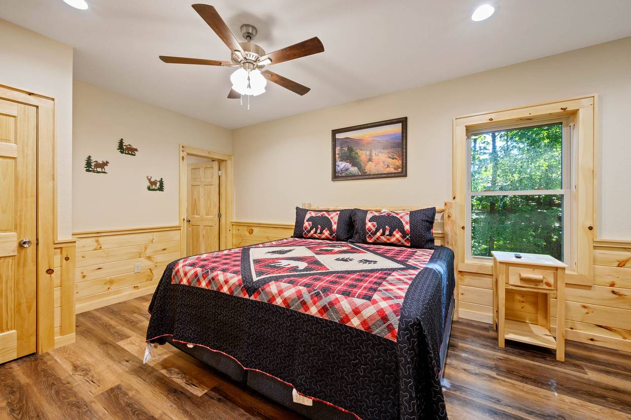 Bed 2: lower level, king bed, with en-suite full bath Bed 2: lower level, king bed, with en-suite full bath