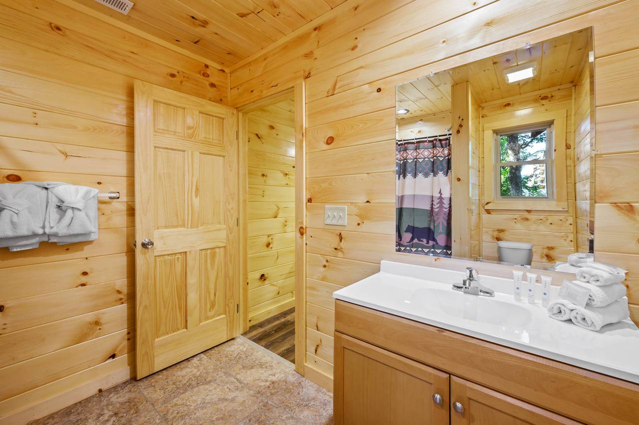 Bed 1: En-suite full bathroom with tub/shower combo Bed 1: En-suite full bathroom with tub/shower combo