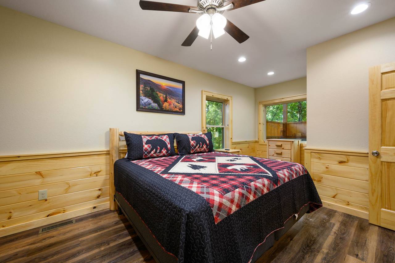 Bed 2: lower level, king bed, with en-suite full bath Bed 2: lower level, king bed, with en-suite full bath