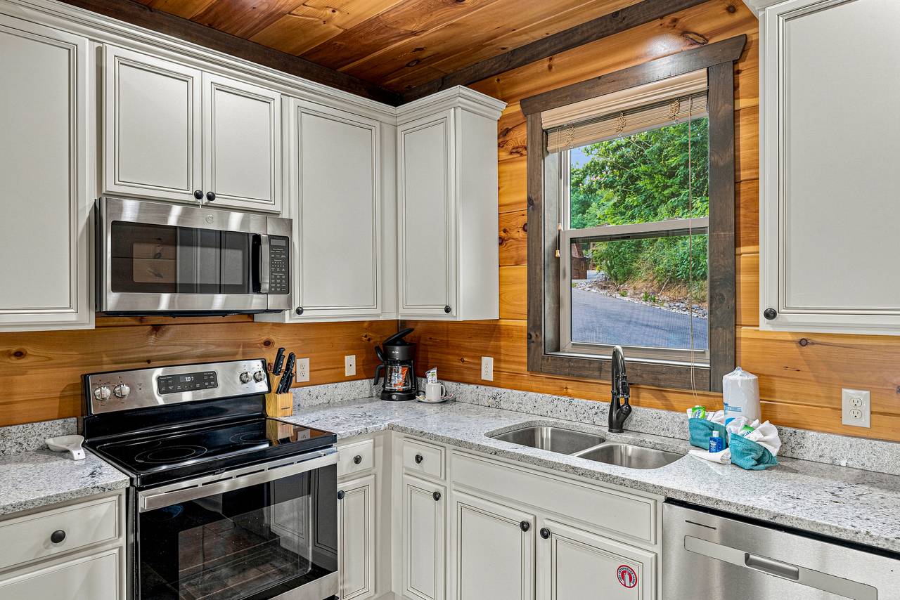 Fully equipped kitchen with stainless-steel appliances. Fully equipped kitchen with stainless-steel appliances.