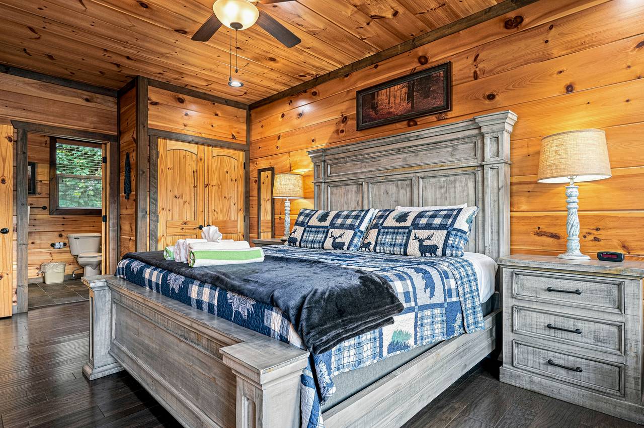 Main-level king suite with a private en-suite bathroom. Main-level king suite with a private en-suite bathroom.
