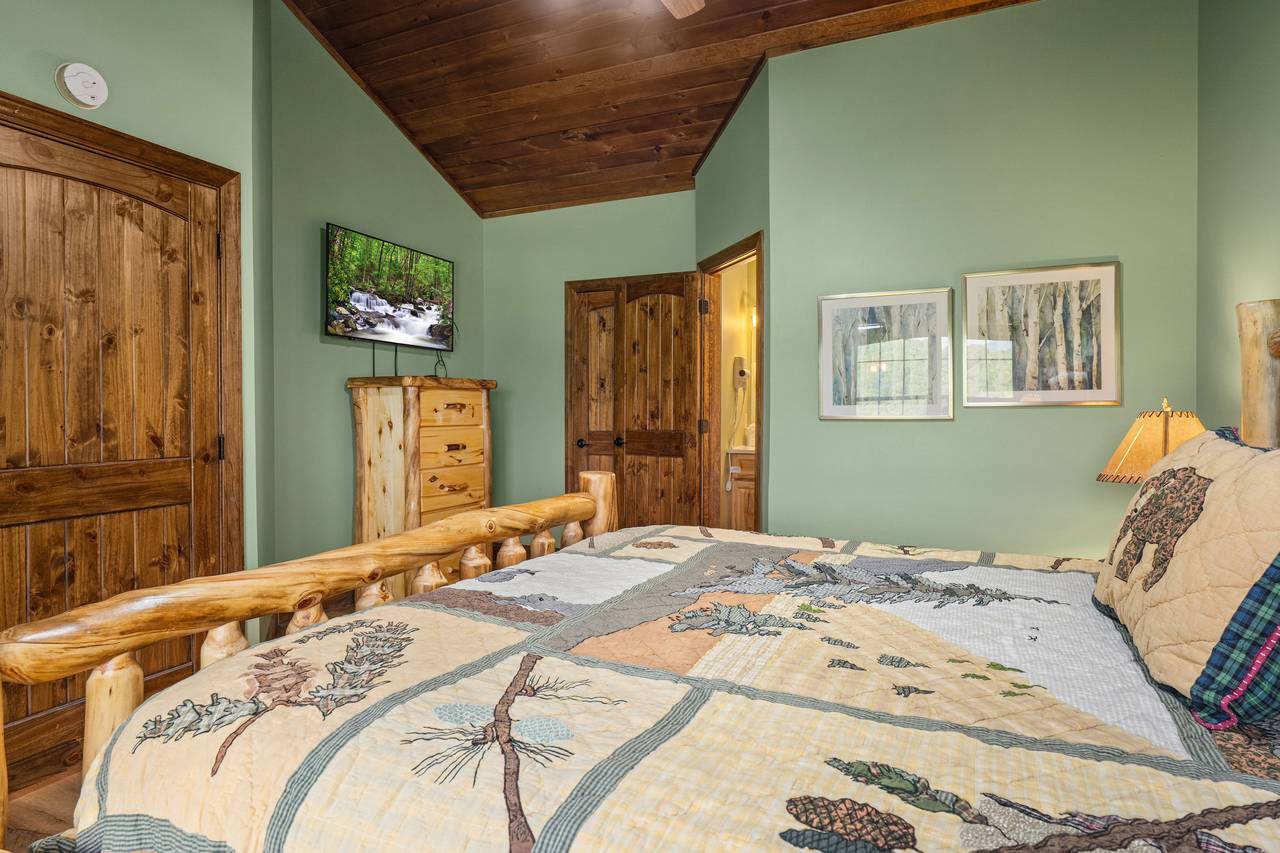 Top floor king bedroom w/ mountain views & smart TV Top floor king bedroom w/ mountain views & smart TV