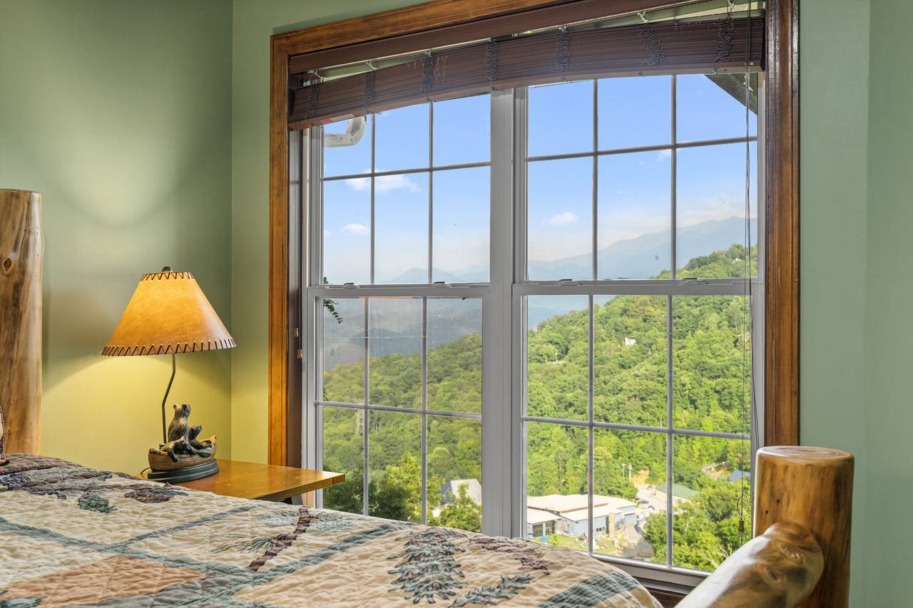 Top floor king bedroom w/ mountain views & smart TV Top floor king bedroom w/ mountain views & smart TV