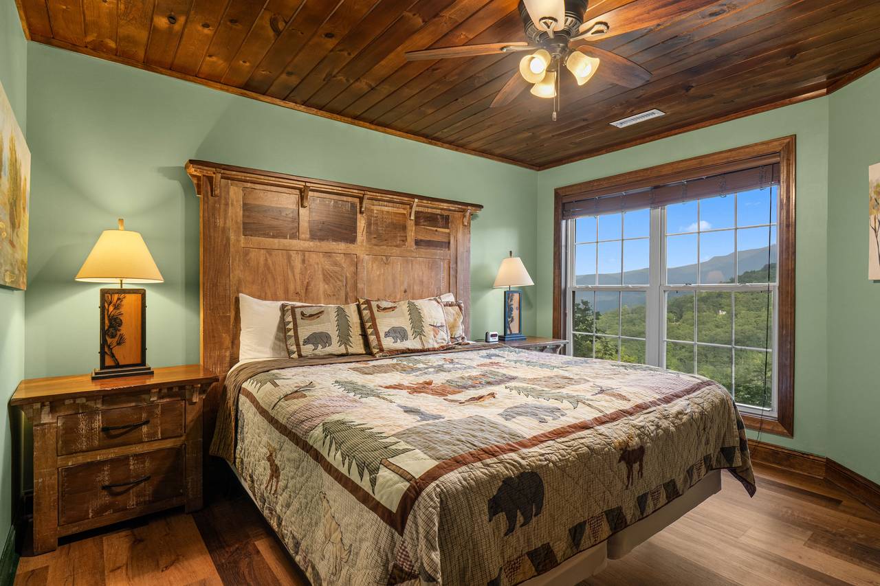 Mid level queen bedroom w/ ensuite & Roku TV Mid level queen bedroom w/ ensuite & Roku TV