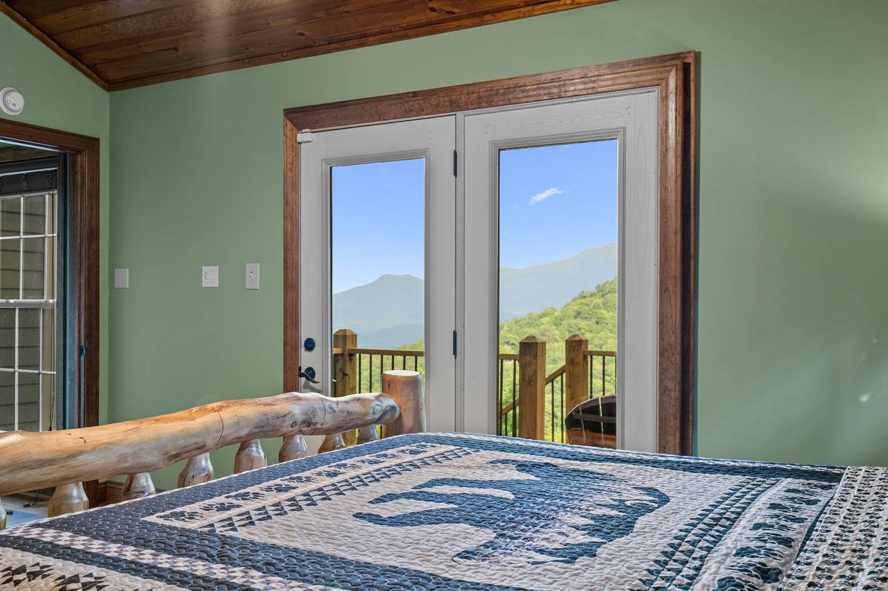 Mid level king bedroom w/ ensuite & Roku TV Mid level king bedroom w/ ensuite & Roku TV