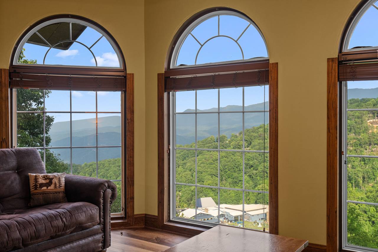 Second living area w/ scenic views and smart TV Second living area w/ scenic views and smart TV