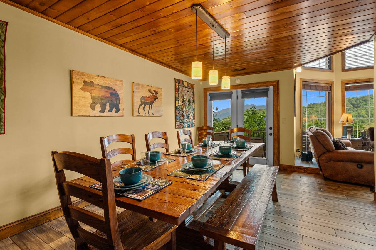 Cozy dining area perfect for group meals Cozy dining area perfect for group meals